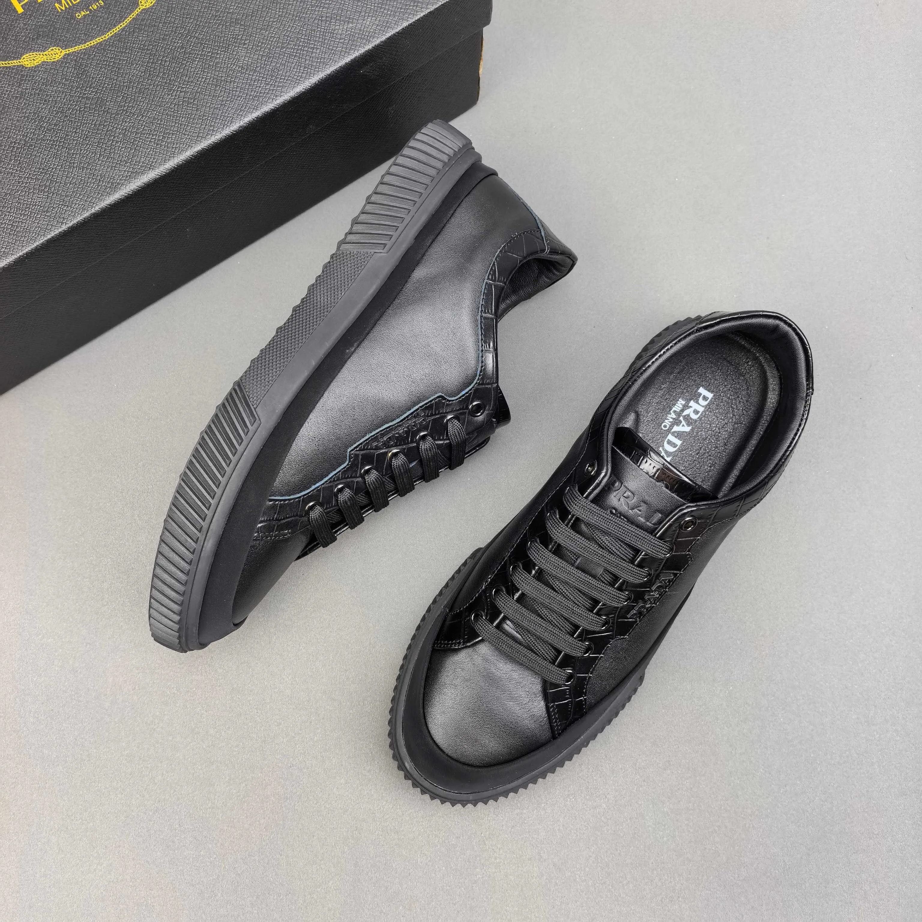 PP400👟👟👟Prada set off the audience! Prada, an international brand that is constantly innovating, this men's casual shoe, the original version, made of cowhide leather at a ratio of one to one at the store, with leather feet and rubber non-slip outsole, breathable and comfortable, quality speaks for itself👄38-44